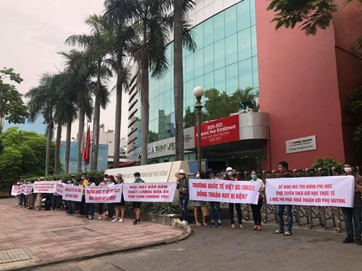 Mâu thuẫn với phụ huynh, nhà trường ra thông báo “đuổi học” học sinh