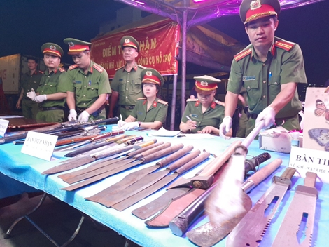 Người dân tự nguyện giao nộp nhiều súng, lựu đạn...