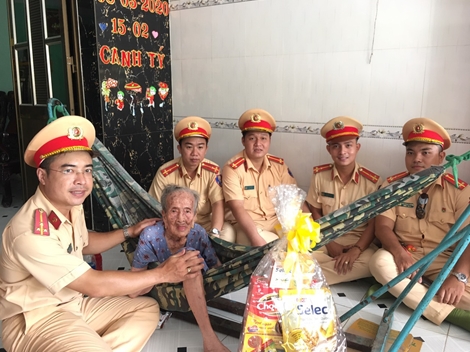 Đoàn Thanh niên Công an TP Hồ Chí Minh đi thăm, tặng quà các Mẹ Việt Nam Anh hùng