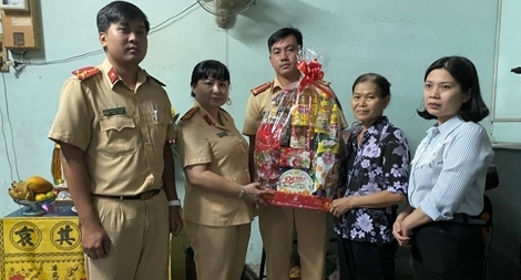 Thăm hỏi, tặng quà gia đình nạn nhân tai nạn giao thông