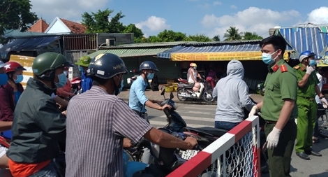 CSGT phân luồng nhiều điểm ùn ứ do người dân chưa nắm rõ quy định giãn cách