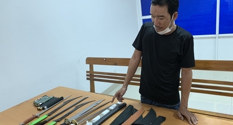 Gom dao kiếm, lên mạng xã hội rao bán 