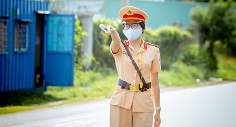 Những “bông hồng vàng” trên tuyến đầu chống dịch