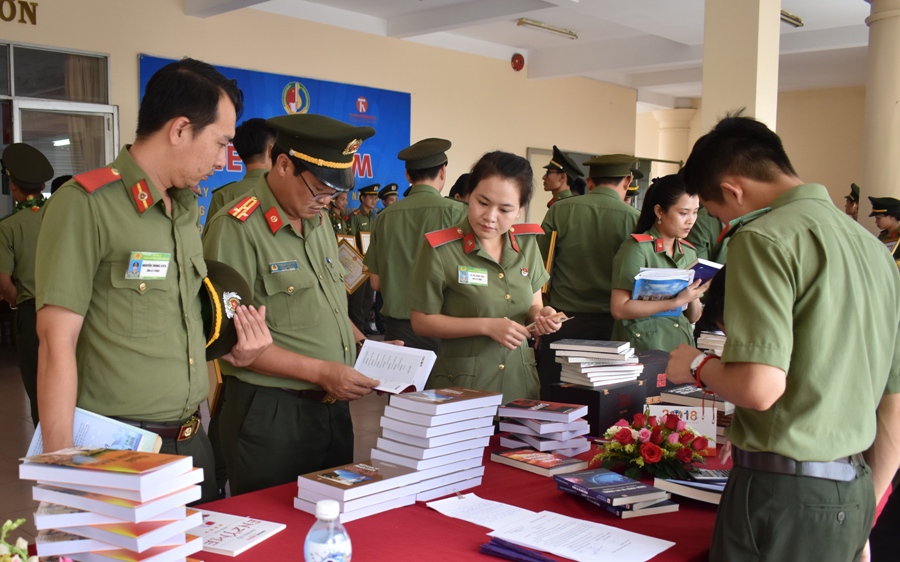 Hơn 300 đầu sách tại Hội sách sinh viên Đại học An ninh nhân dân