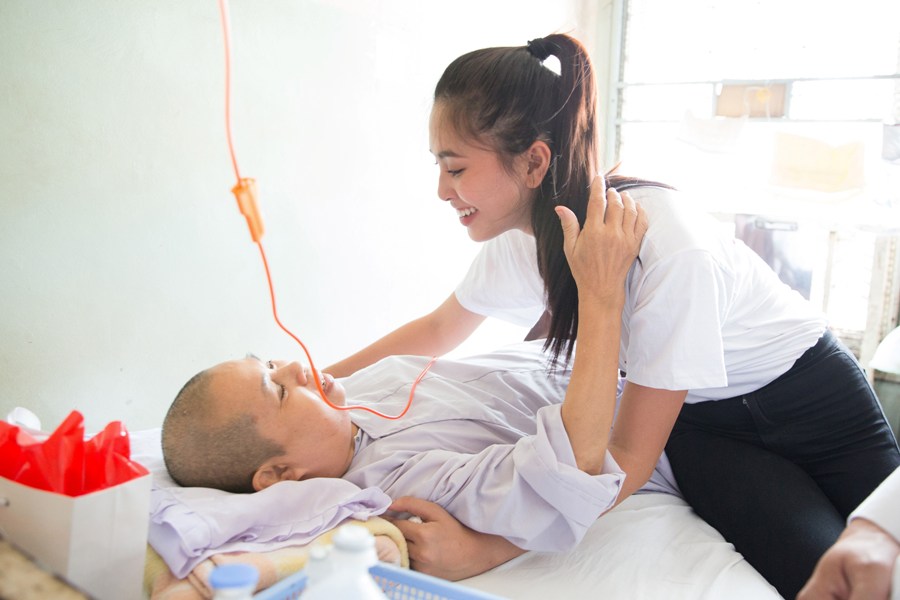 Hoa hậu Tiểu Vy mang quà 8-3 đến các nữ bệnh nhân ung thư 
