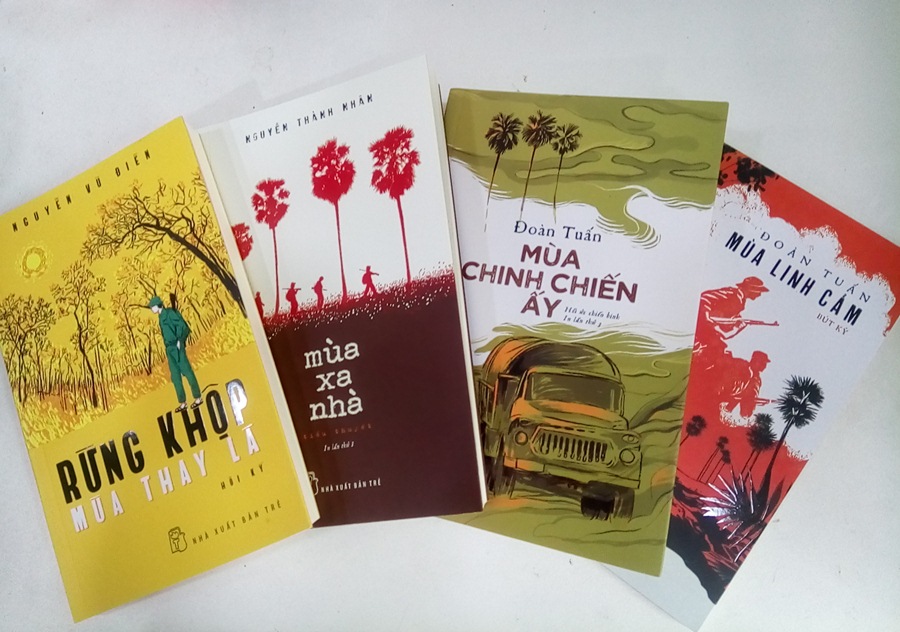 Ba cựu chiến binh giới thiệu bộ sách tri ân đồng đội