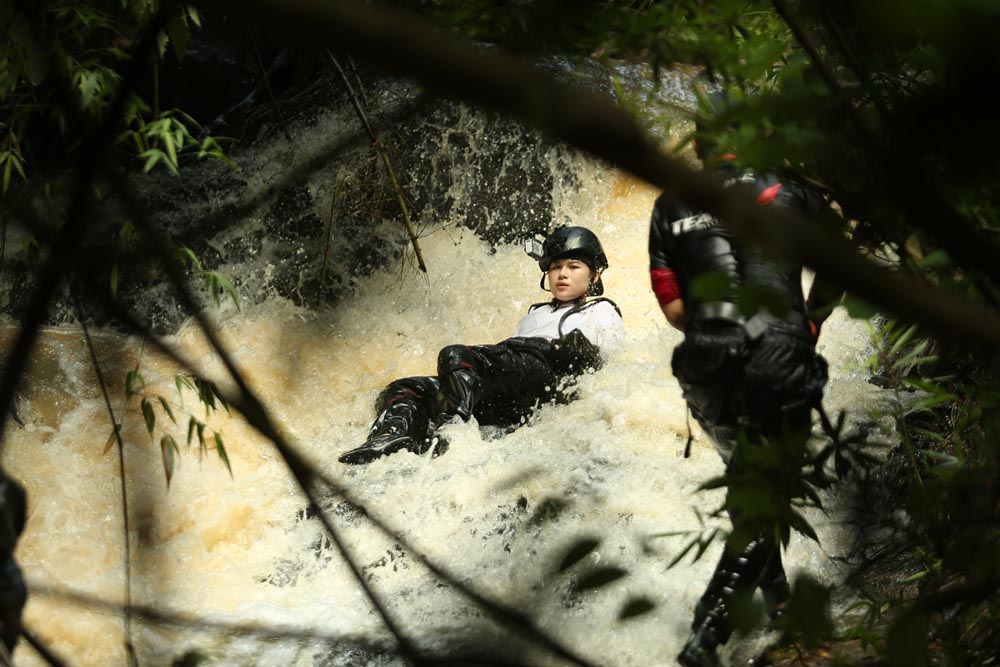 Ngọc Thanh Tâm trượt ngã khi vượt thác nước 7 tầng