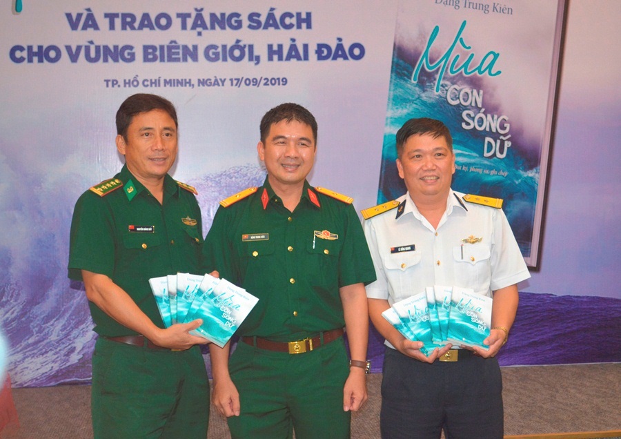  “Mùa con sóng dữ” – cuốn sách dung dị về biển đảo Tổ quốc