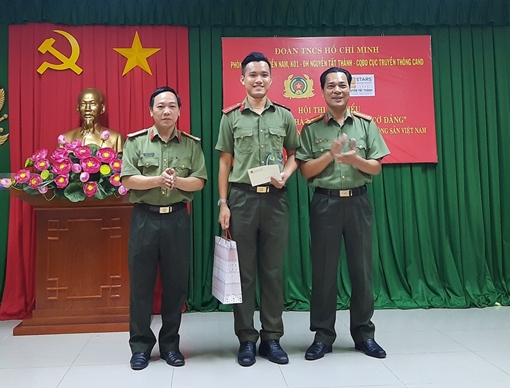 Đoàn viên CAND tham dự Hội thi “90 năm tiến bước dưới cờ Đảng”