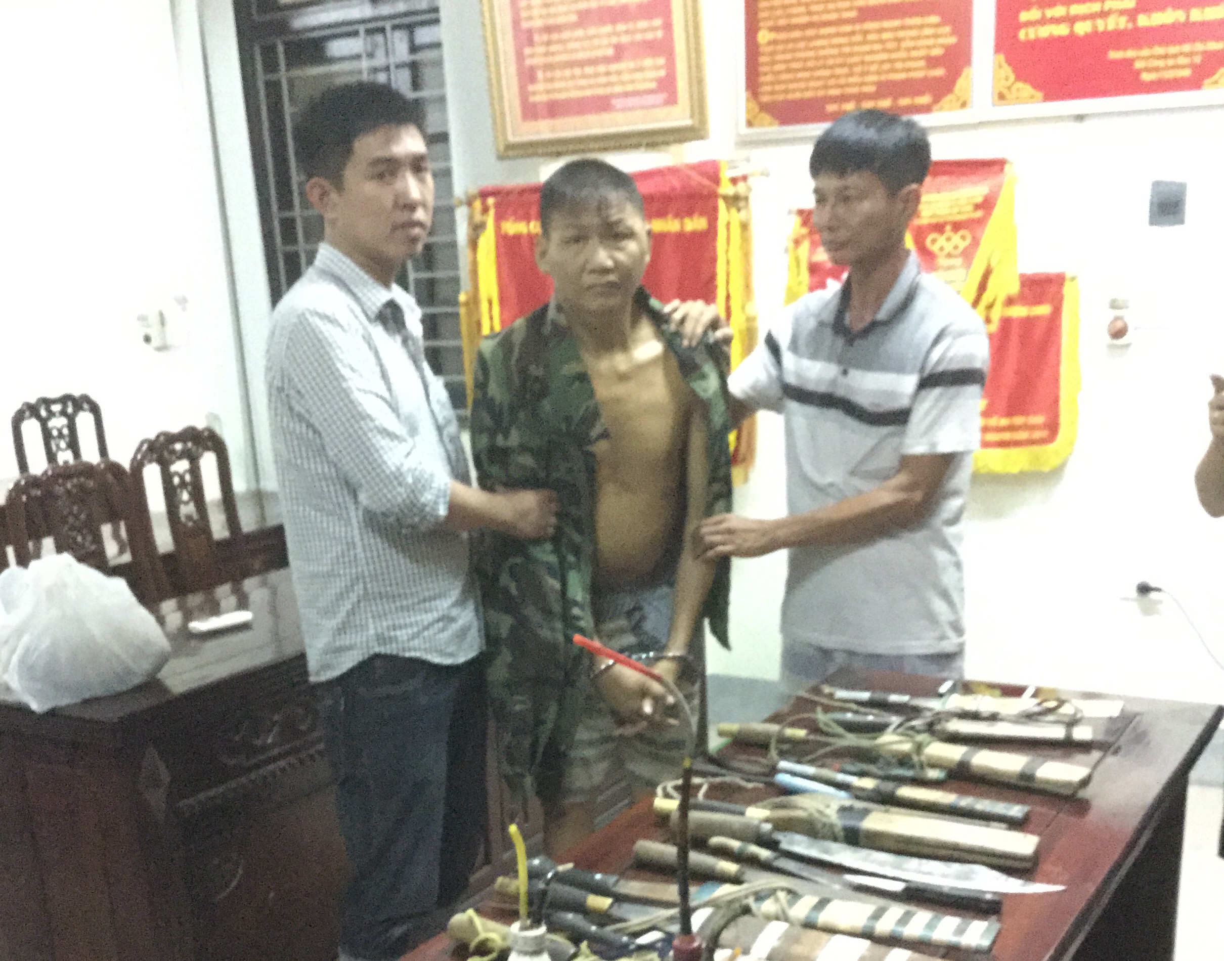 Khống chế trùm ma tuý đặc biệt nguy hiểm trong 5 phút cắt tóc