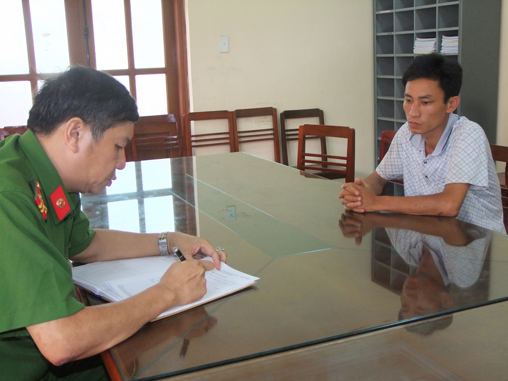 Tài xế ô tô say xỉn lao vào tấn công Cảnh sát