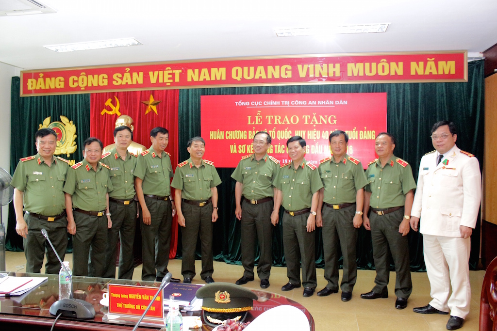 Trao Huân chương Bảo vệ Tổ quốc tặng lãnh đạo Tổng cục Chính trị CAND