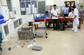 Vào trạm xá rửa vết thương xong thì bị đâm chết