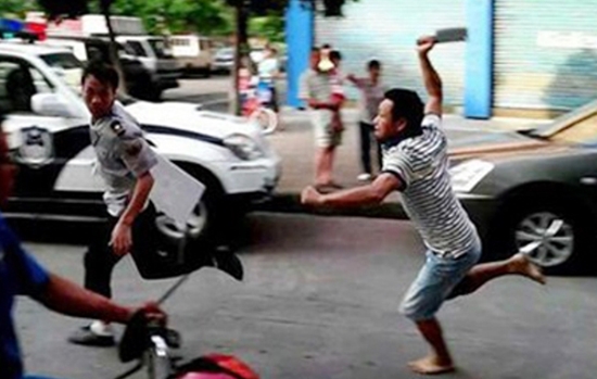 Ẩu đả kinh hoàng vì chỗ dựng xe máy 