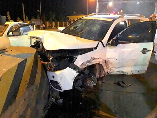 Cả gia đình thương vong khi xe nổ lốp đâm vào mố cầu