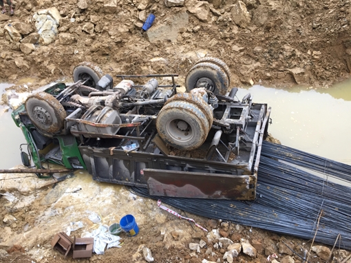 Tài xế tử vong tại chỗ sau khi xe tải lao xuống hồ