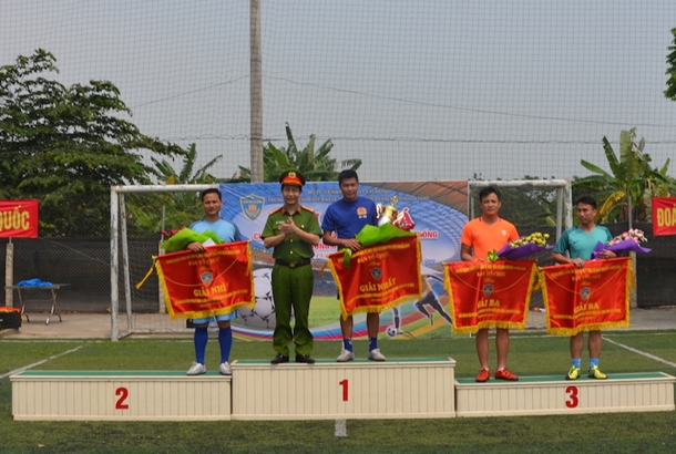 Giải bóng đá chào mừng Ngày truyền thống lực lượng CSCĐ