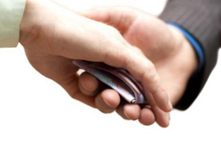 Cán bộ Toà án huyện Kỳ Sơn bị bắt vì nhận hối lộ