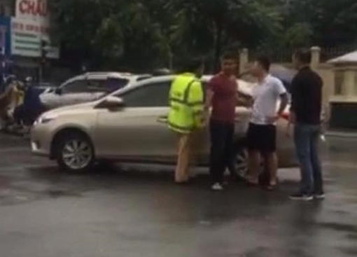 Vi phạm giao thông còn dùng gậy đánh golf hành hung CSGT