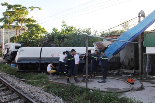 Va chạm với tàu hoả, xe bồn chở gas văng sát nhà dân