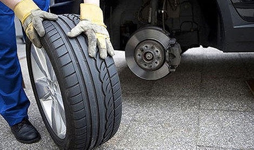 Lốp xe đang bơm phát nổ, chủ gara bị hất văng 3m tử vong