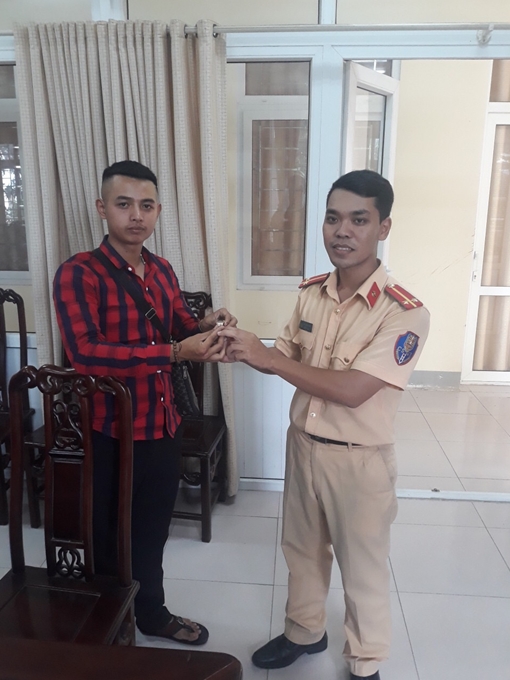 Trung uý CSGT xứ Nghệ trả lại nhẫn vàng cho người đánh rơi