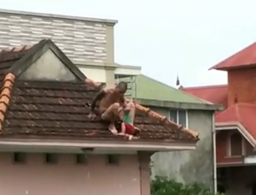 Đối tượng ngáo đá ném con trai 1 tuổi từ mái nhà xuống đất