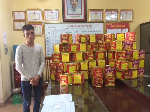 Thợ mộc “tranh thủ” giao 126kg pháo nổ thì bị bắt