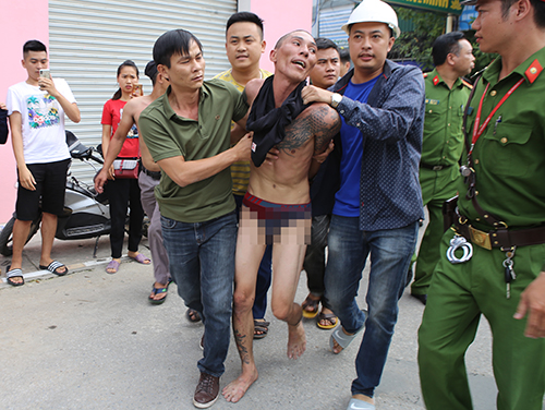 “Ngáo đá” thả con trai từ trên mái nhà bị khởi tố hành vi giết người