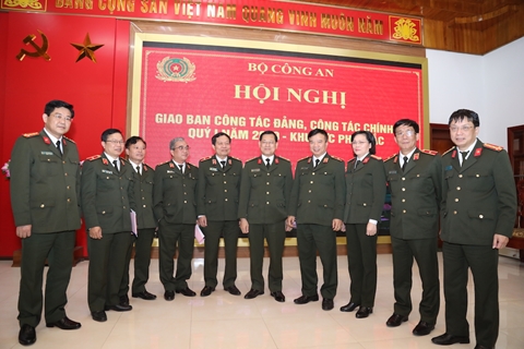 Đổi mới phương thức lãnh đạo, lề lối làm việc theo hướng dân chủ, sâu sát cơ sở