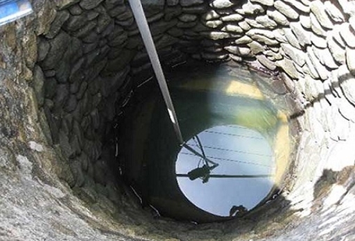 Giận vợ, chồng ném con trai 7 ngày tuổi xuống giếng