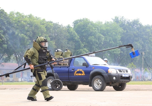 Cảnh sát đặc nhiệm diễn tập tình huống xử lý bom, mìn, đánh bắt khủng bố