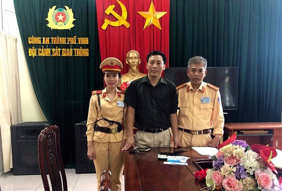 Nhặt được ví tiền có 30 triệu đồng, CSGT trả lại người đánh rơi