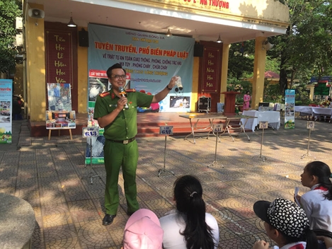 Cán bộ Công an đến trường hướng dẫn học sinh tránh xa cỏ Mỹ