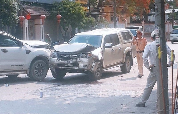 Chồng đâm vợ đốt nhà, lao xe vào tình địch trong cơn ghen