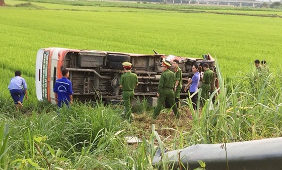 Lật xe bus ở Nghệ An khiến 1 người chết, 3 người bị thương.