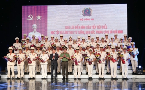 50 bông hoa tươi thắm dâng Bác kính yêu