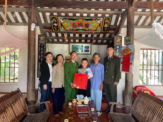 Công an huyện Quỳnh Lưu sẻ chia khó khăn với cậu bé thiểu năng không cha, mồ côi mẹ