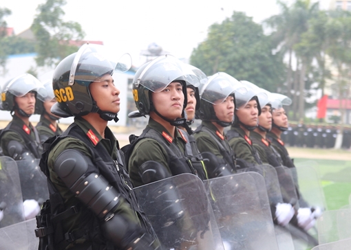 Sinh viên Công an duyệt đội ngũ, biểu diễn kỹ thuật bắn súng