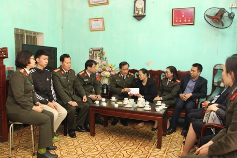 Thăm hỏi, động viên gia đình liệt sỹ Công an hy sinh tại Đồng Tâm