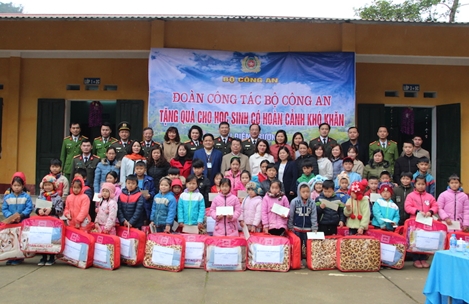 Bộ Công an sẻ chia những món quà nghĩa tình với đồng bào Bắc Kạn