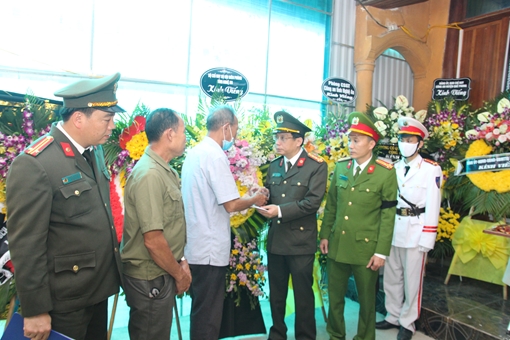 Người thân, đồng đội nghẹn ngào tiễn biệt Đại uý Sầm Quốc Nghĩa