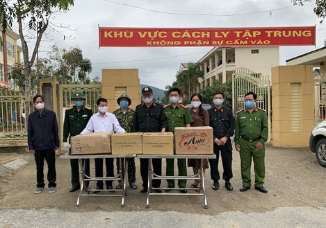 Trung đoàn CSCĐ Bắc Trung Bộ tặng thiết bị y tế trị giá 100 triệu đồng