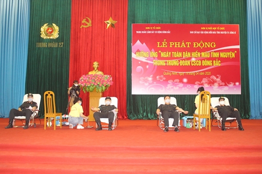 Trung đoàn CSCĐ Đông Bắc hiến máu tình nguyện và trao tặng 40 triệu đồng chống dịch