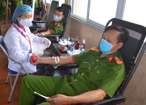 Cảnh sát bảo vệ mục tiêu hiến máu và ủng hộ phòng chống dịch 