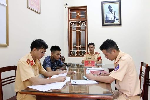 Xử phạt thanh niên lái xe bằng chân, sử dụng điện thoại di động