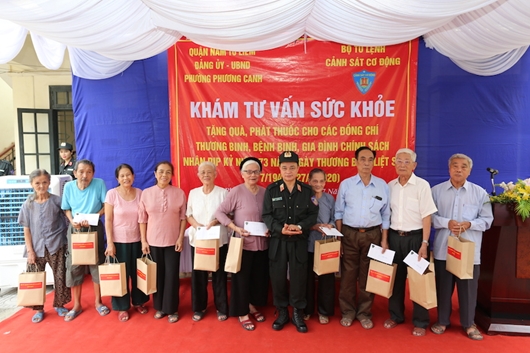 Bộ Tư lệnh CSCĐ tặng 62 suất quà cho các gia đình liệt sỹ 