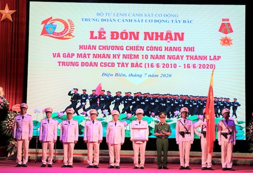 Trung đoàn CSCĐ Tây Bắc đón nhận Huân chương Chiến công hạng Nhì