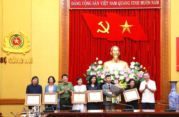 Bộ Công an khen thưởng tập thể, cá nhân xuất sắc thuộc Đài Truyền hình Việt Nam - Báo Công an Nhân dân điện tử