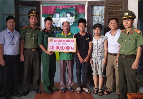 Báo CAND trao tặng 40 triệu đồng cho gia đình có hoàn cảnh khó khăn tại Nghệ An